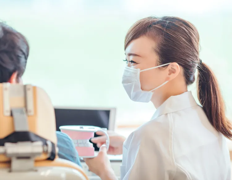 勤務中の歯科衛生士